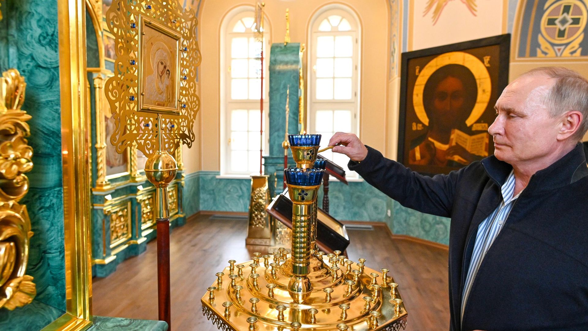 Владимир Путин во время посещения Коневского Рождество-Богородичного мужского монастыря на острове Коневец в Ладожском озере Владимир Путин во время посещения Коневского Рождество-Богородичного мужского монастыря на острове Коневец в Ладожском озере - РИА Новости, 1920, 01.08.2021