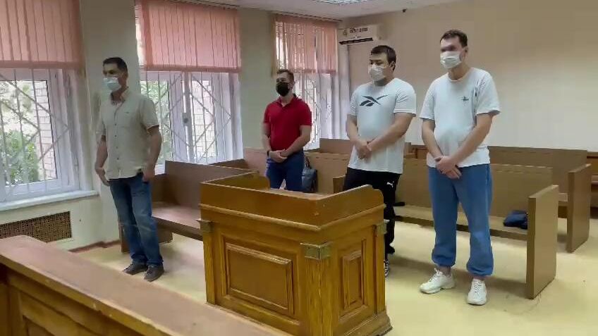 Кароматулло Джаборов, Станислав Мелихов и Артур Исаченко, обвиняемые в хулиганстве за имитацию симптомов COVID-19 в вагоне метро, на оглашении приговора по их делу в Пресненском суде Москвы Кароматулло Джаборов, Станислав Мелихов и Артур Исаченко, обвиняемые в хулиганстве за имитацию симптомов COVID-19 в вагоне метро, на оглашении приговора по их делу в Пресненском суде Москвы - РИА Новости, 1920, 02.08.2021