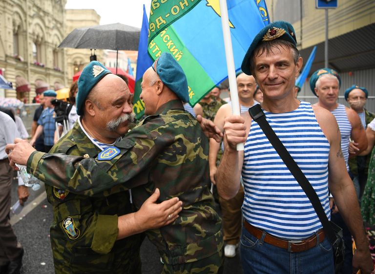 Мужчины во время празднования Дня ВДВ в Москве Мужчины во время празднования Дня ВДВ в Москве