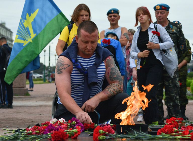 Возложение цветов к Вечному огню на Марсовом поле на праздновании Дня Воздушно-десантных войск в Санкт-Петербурге Возложение цветов к Вечному огню на Марсовом поле на праздновании Дня Воздушно-десантных войск в Санкт-Петербурге