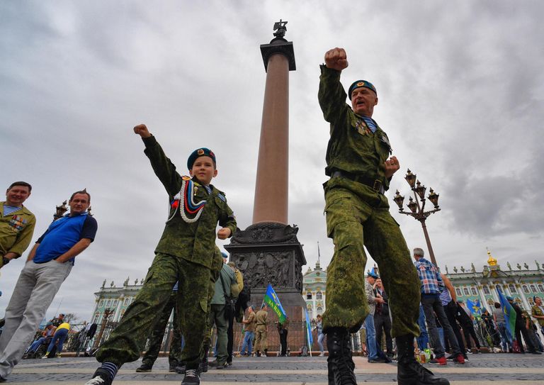 Празднование Дня Воздушно-десантных войск на Дворцовой площади в Санкт-Петербурге Празднование Дня Воздушно-десантных войск на Дворцовой площади в Санкт-Петербурге