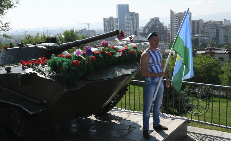 Десантник на праздновании Дня Воздушно-десантных войск на Поклонной горе в Красноярске Десантник на праздновании Дня Воздушно-десантных войск на Поклонной горе в Красноярске