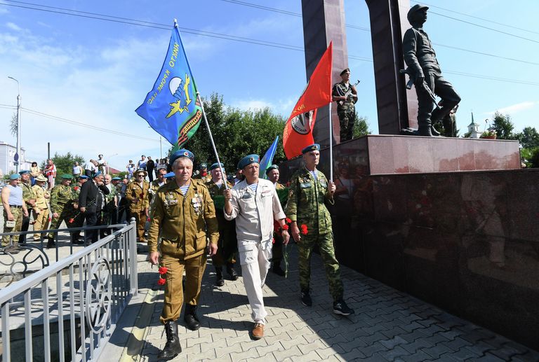 Ветераны-десантники на торжественной церемонии возложения цветов и венков к мемориалу воинам-интернационалистам в День Воздушно-десантных войск России на Поклонной горе в Красноярске Ветераны-десантники на торжественной церемонии возложения цветов и венков к мемориалу воинам-интернационалистам в День Воздушно-десантных войск России на Поклонной горе в Красноярске