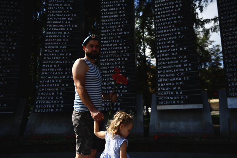 Возложение цветов к мемориалу воинам-интернационалистам Черный тюльпан на праздновании Дня Воздушно-десантных войск на площади Советской Армии в Екатеринбурге Возложение цветов к мемориалу воинам-интернационалистам Черный тюльпан на праздновании Дня Воздушно-десантных войск на площади Советской Армии в Екатеринбурге