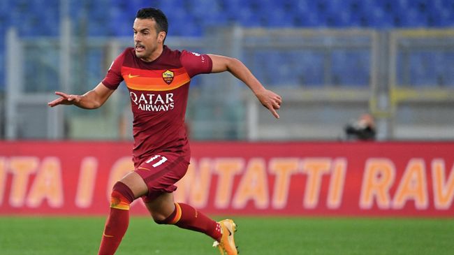 Roma's Spanish forward Pedro runs with the ball during the Italian Serie A football match AS Rome vs Bologna on April 11, 2021 at the Olympic stadium in Rome. (Photo by ANDREAS SOLARO / AFP)