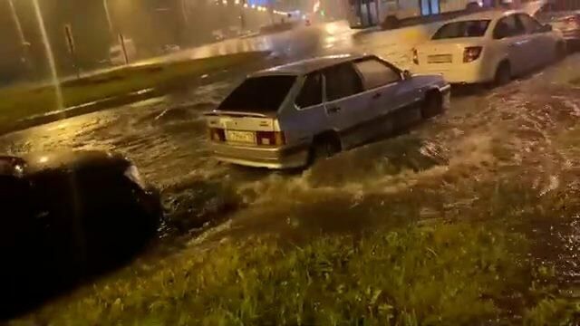 Кадры подтоплений во время дождей в Петербурге Кадры подтоплений во время дождей в Петербурге - РИА Новости, 1920, 03.08.2021