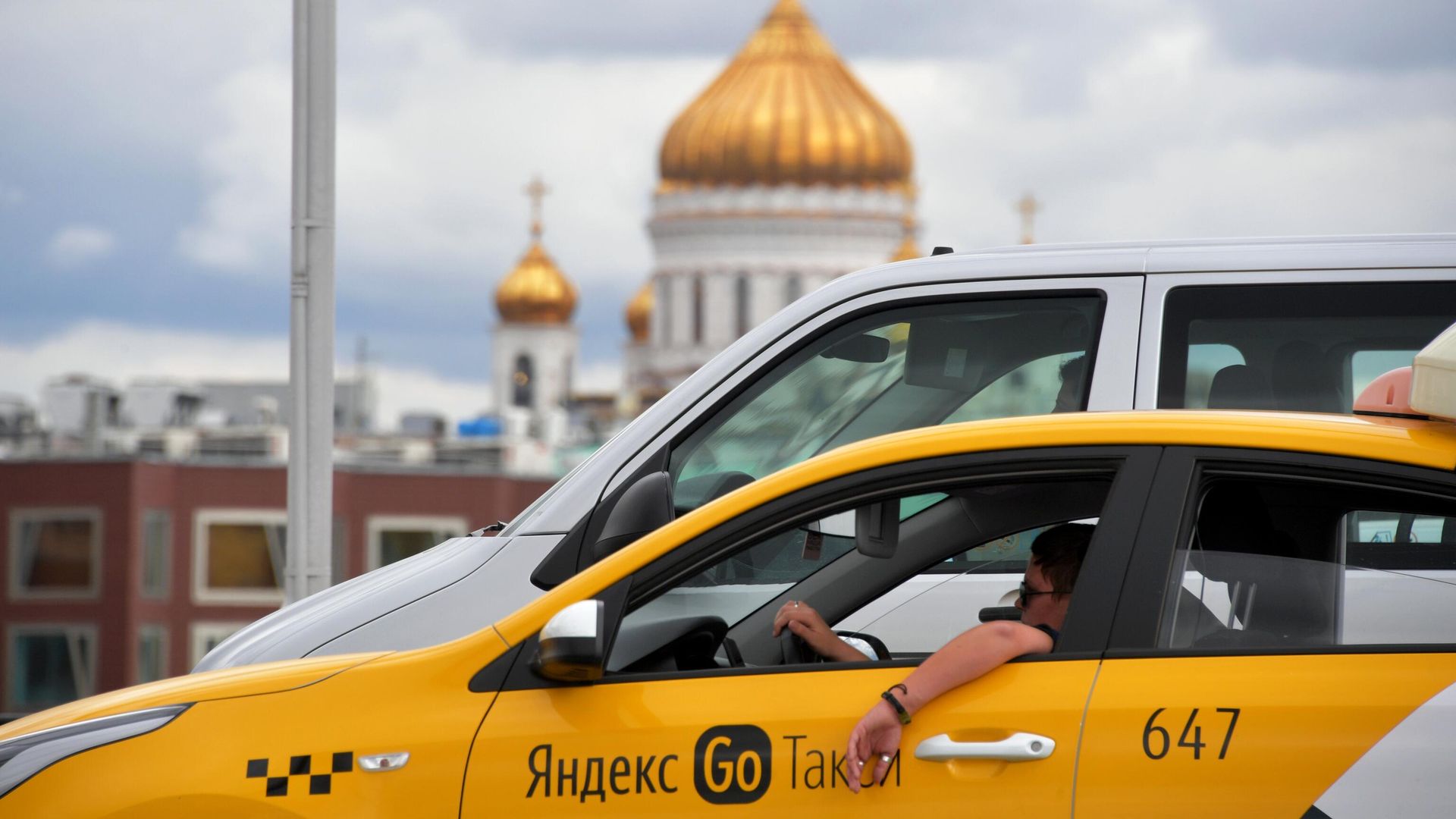 Автомобиль такси на улице Москвы Автомобиль такси на улице Москвы - РИА Новости, 1920, 03.07.2024