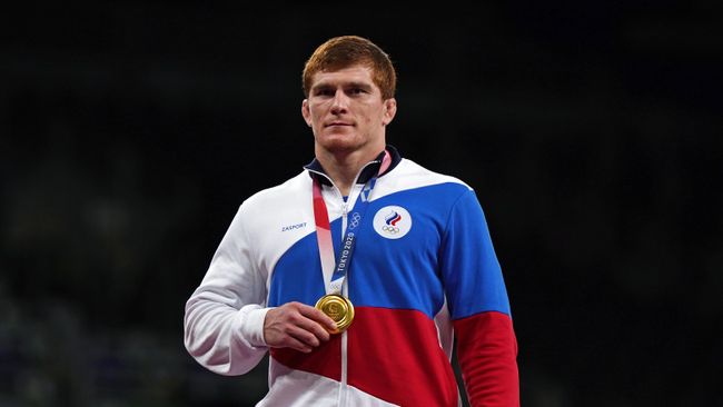 Российский спортсмен, член сборной России (команда ОКР) Муса Евлоев, завоевавший золотую медаль на соревнованиях по греко-римской борьбе среди мужчин в весовой категории до 97 кг на XXXII Олимпийских играх в Токио, на церемонии награждения.
