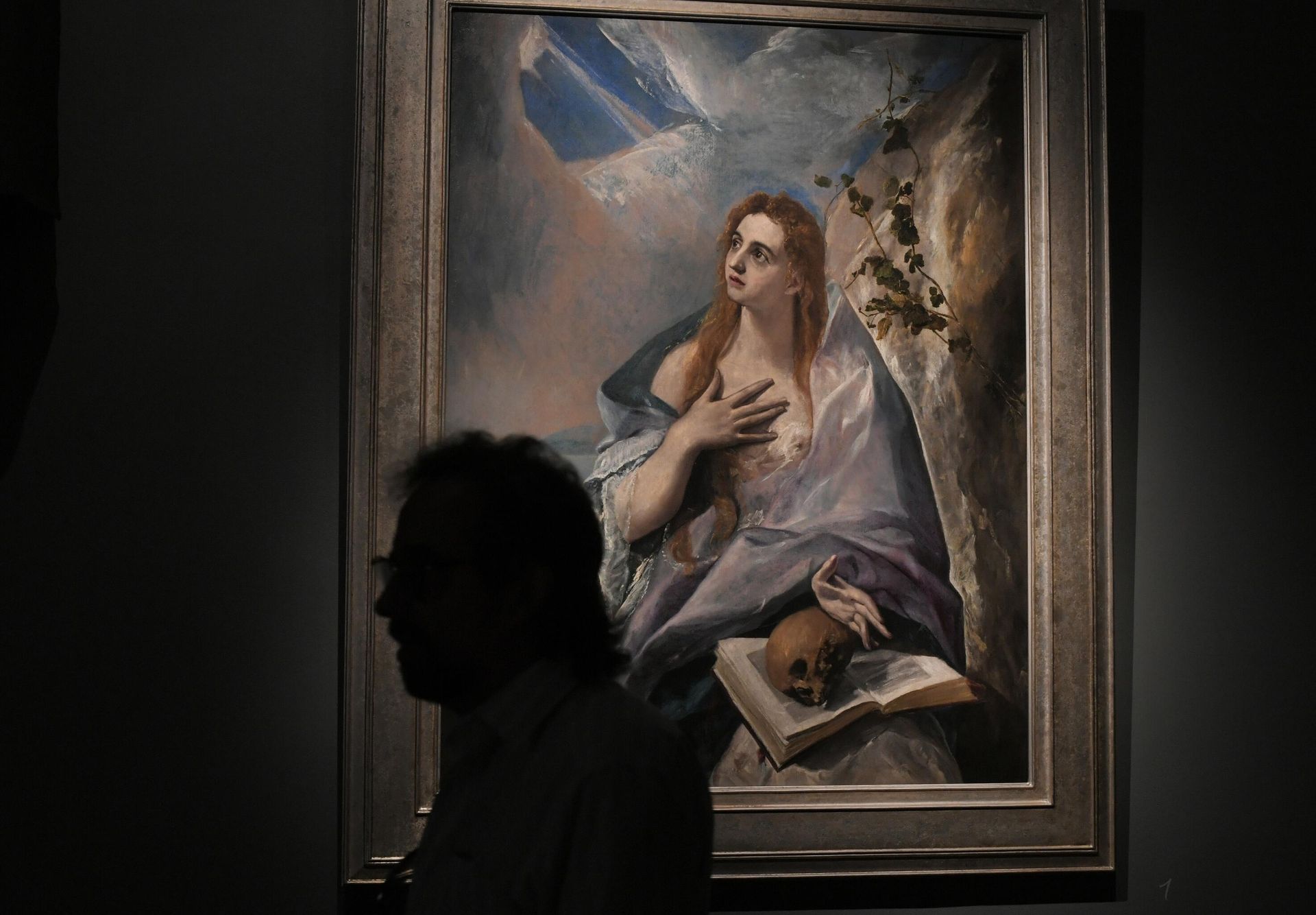 Посетитель у картины Эль Греко Мария Магдалина в ГМИИ им. А. С. Пушкина - РИА Новости, 1920, 03.08.2023