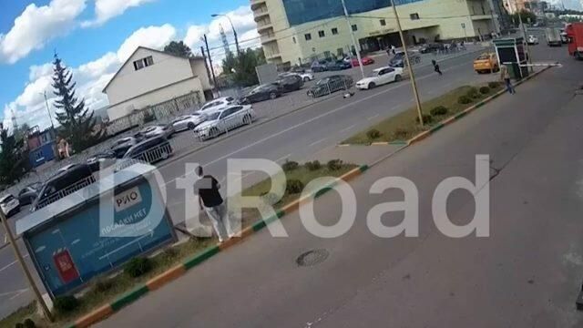 Момент аварии на Дмитровском шоссе: пострадали двое детей Момент аварии на Дмитровском шоссе: пострадали двое детей - РИА Новости, 1920, 03.08.2021