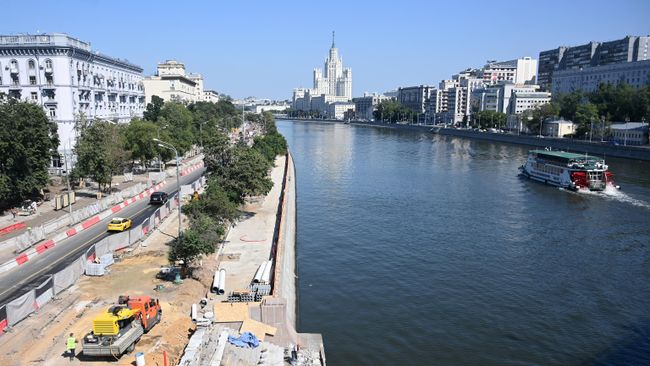 Работы по благоустройству набережных на острове Балчуг в Москве