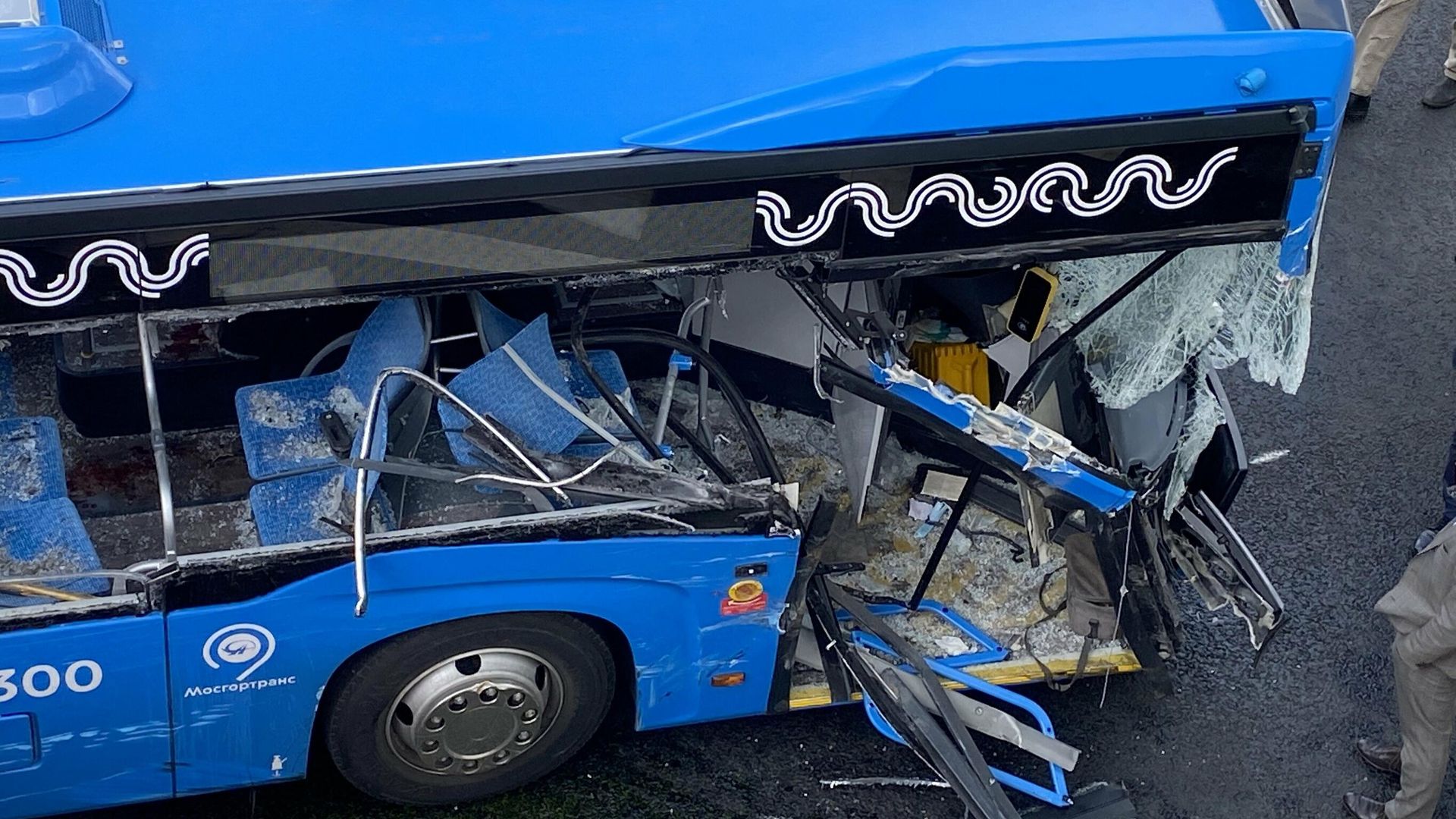 Последствия столкновения рейсового автобуса с грузовым автомобилем на Боровском шоссе в Москве Последствия столкновения рейсового автобуса с грузовым автомобилем на Боровском шоссе в Москве - РИА Новости, 1920, 14.08.2021