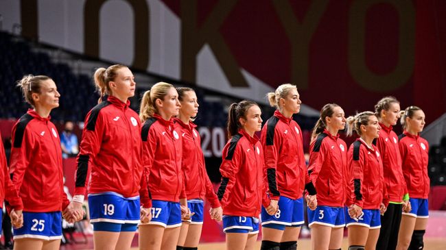 Российские спортсменки, члены сборной России (команда ОКР) на построении перед началом матча 1/4 финала соревнований по гандболу среди женщин на XXXII летних Олимпийских играх в Токио между сборной Черногории и командой ОКР.