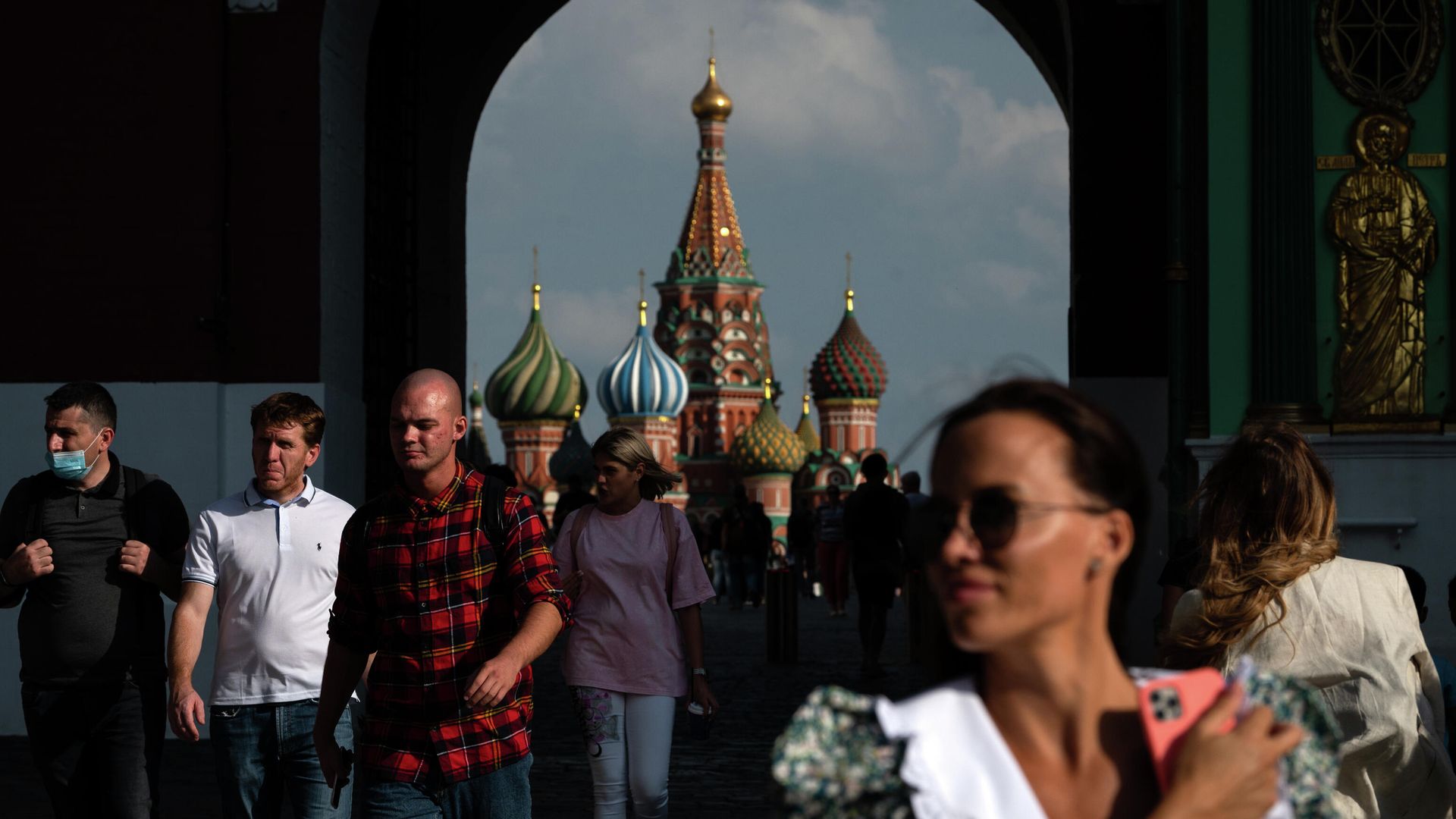 Прохожие на Кремлёвском проезде у Красной площади в Москве Прохожие на Кремлёвском проезде у Красной площади в Москве - РИА Новости, 1920, 24.06.2022