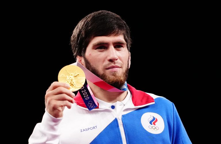 Российский спортсмен, член сборной России (команда ОКР) Заур Угуев, завоевавший золотую медаль в соревнованиях по вольной борьбе среди мужчин в весовой категории до 57 кг на XXXII Олимпийских играх в Токио.