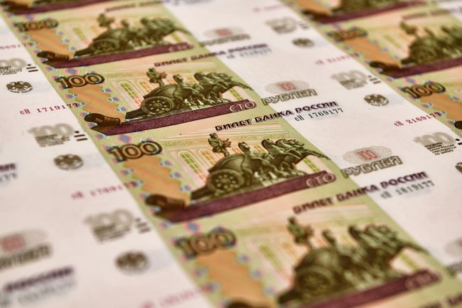 Лист с денежными купюрами номиналом 100 рублей Лист с денежными купюрами номиналом 100 рублей