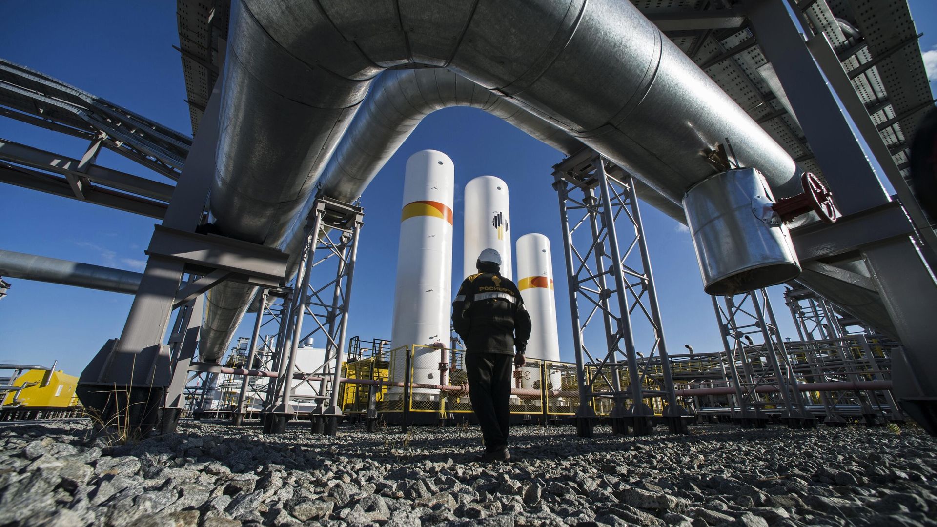Сотрудник нефтедобывающего предприятия в Ямало-Ненецком автономном округе - РИА Новости, 1920, 05.06.2022