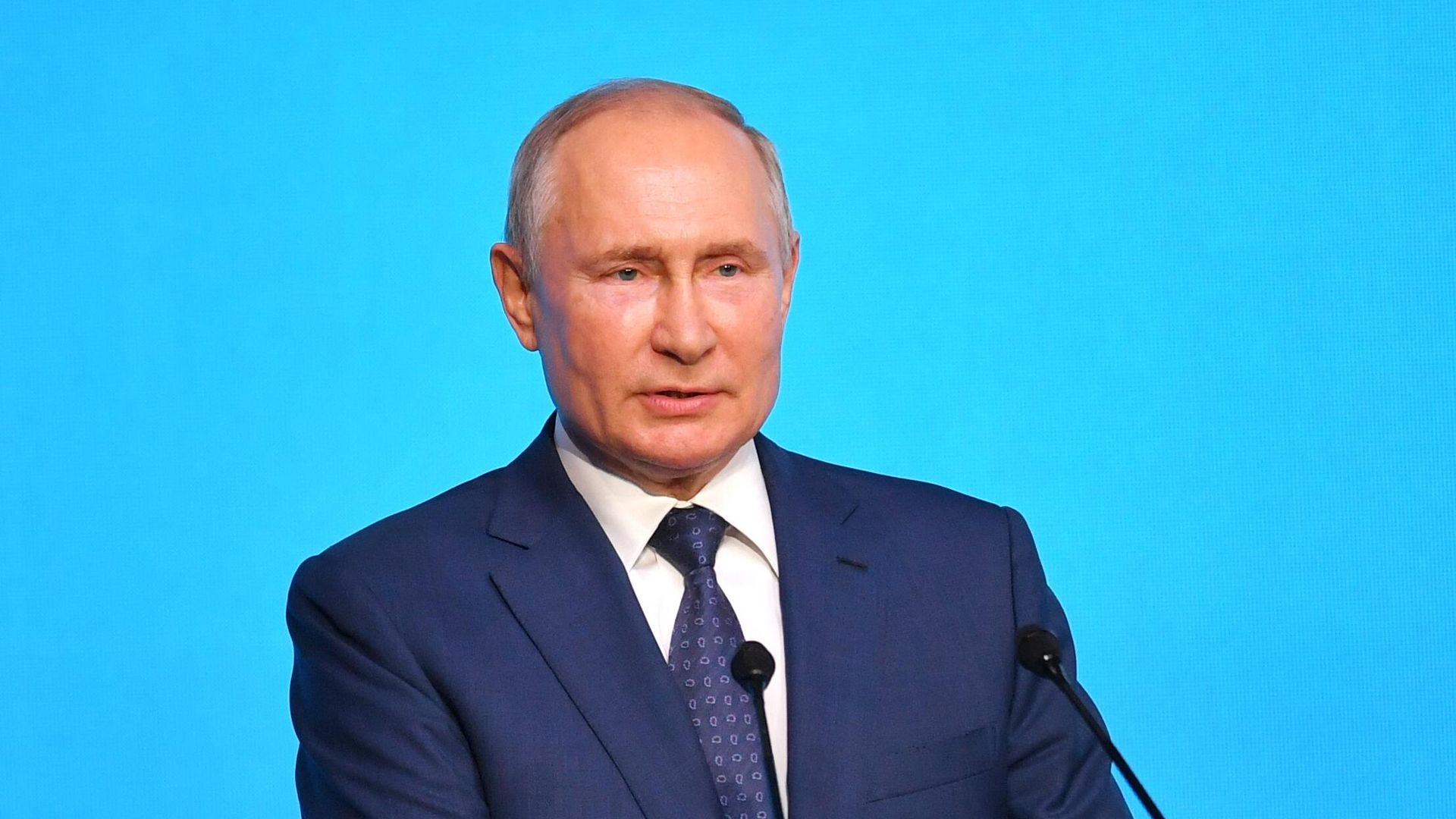 Президент России Владимир Путин принимает участие в церемонии открытия завода ООО Цемикс по производству сухих строительных смесей австрийского холдинга Ласселсбергер в Абзелиловском районе Республики Башкортостан. Президент России Владимир Путин принимает участие в церемонии открытия завода ООО Цемикс по производству сухих строительных смесей австрийского холдинга Ласселсбергер в Абзелиловском районе Республики Башкортостан. - РИА Новости, 1920, 06.08.2021