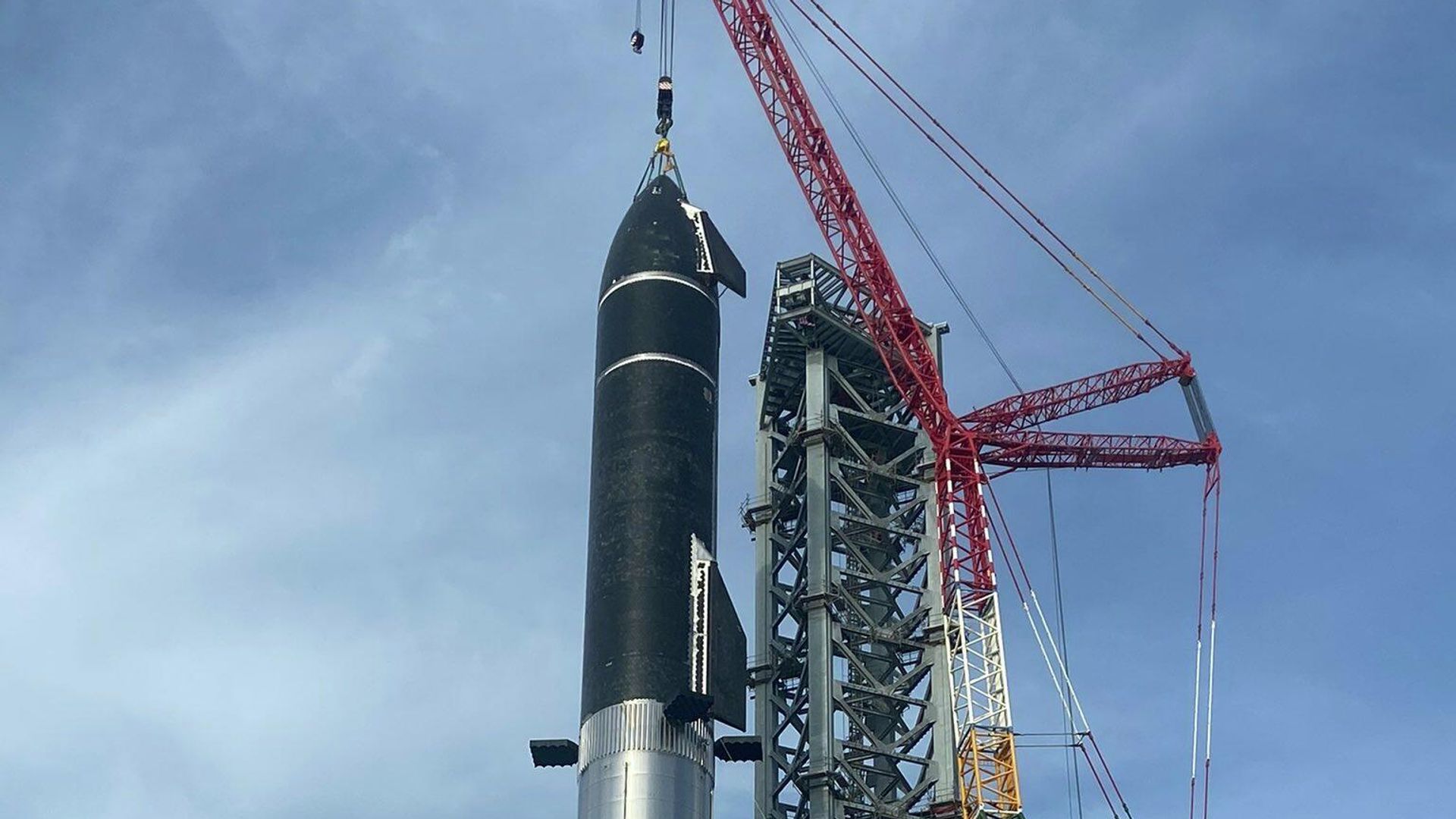 Американская компания SpaceX завершила сборку крупнейшей в мире ракеты Starship Американская компания SpaceX завершила сборку крупнейшей в мире ракеты Starship - РИА Новости, 1920, 29.08.2021