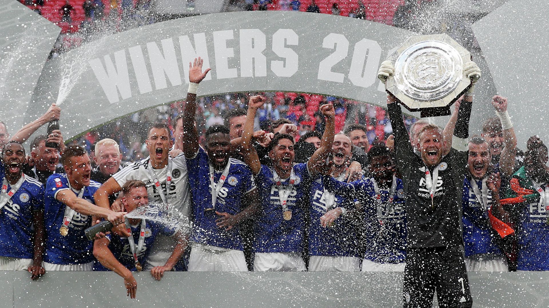 Leicester City's Danish goalkeeper Kasper Schmeichel holds aloft the Community Shield trophy after Leicester City won the English FA Community Shield football match between Manchester City and Leicester City at Wembley Stadium in north London on August 7, 2021. (Photo by Adrian DENNIS / AFP) / NOT FOR MARKETING OR ADVERTISING USE / RESTRICTED TO EDITORIAL USE Leicester City's Danish goalkeeper Kasper Schmeichel holds aloft the Community Shield trophy after Leicester City won the English FA Community Shield football match between Manchester City and Leicester City at Wembley Stadium in north London on August 7, 2021. (Photo by Adrian DENNIS / AFP) / NOT FOR MARKETING OR ADVERTISING USE / RESTRICTED TO EDITORIAL USE - РИА Новости, 1920, 07.08.2021