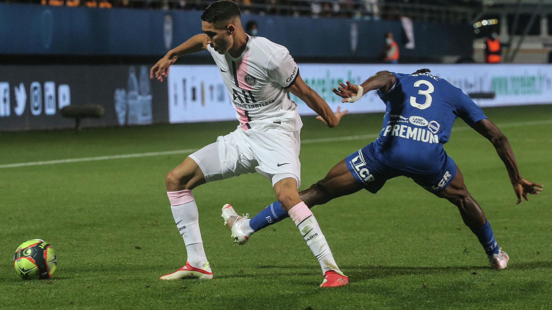 Paris Saint-Germain's Moroccan defender Achraf Hakimi (L) fights for the ball against Troyes Malian defender Youssouf Kone during the French L1 football match between Paris Saint-Germain (PSG) and ES Troyes at the Stade de l'Aube in Troyes on August 7, 2021. (Photo by Franзois NASCIMBENI / AFP) Paris Saint-Germain's Moroccan defender Achraf Hakimi (L) fights for the ball against Troyes Malian defender Youssouf Kone during the French L1 football match between Paris Saint-Germain (PSG) and ES Troyes at the Stade de l'Aube in Troyes on August 7, 2021. (Photo by Franзois NASCIMBENI / AFP) - РИА Новости, 1920, 08.08.2021