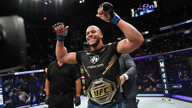 Француз Сирил Ган с временным поясом UFC