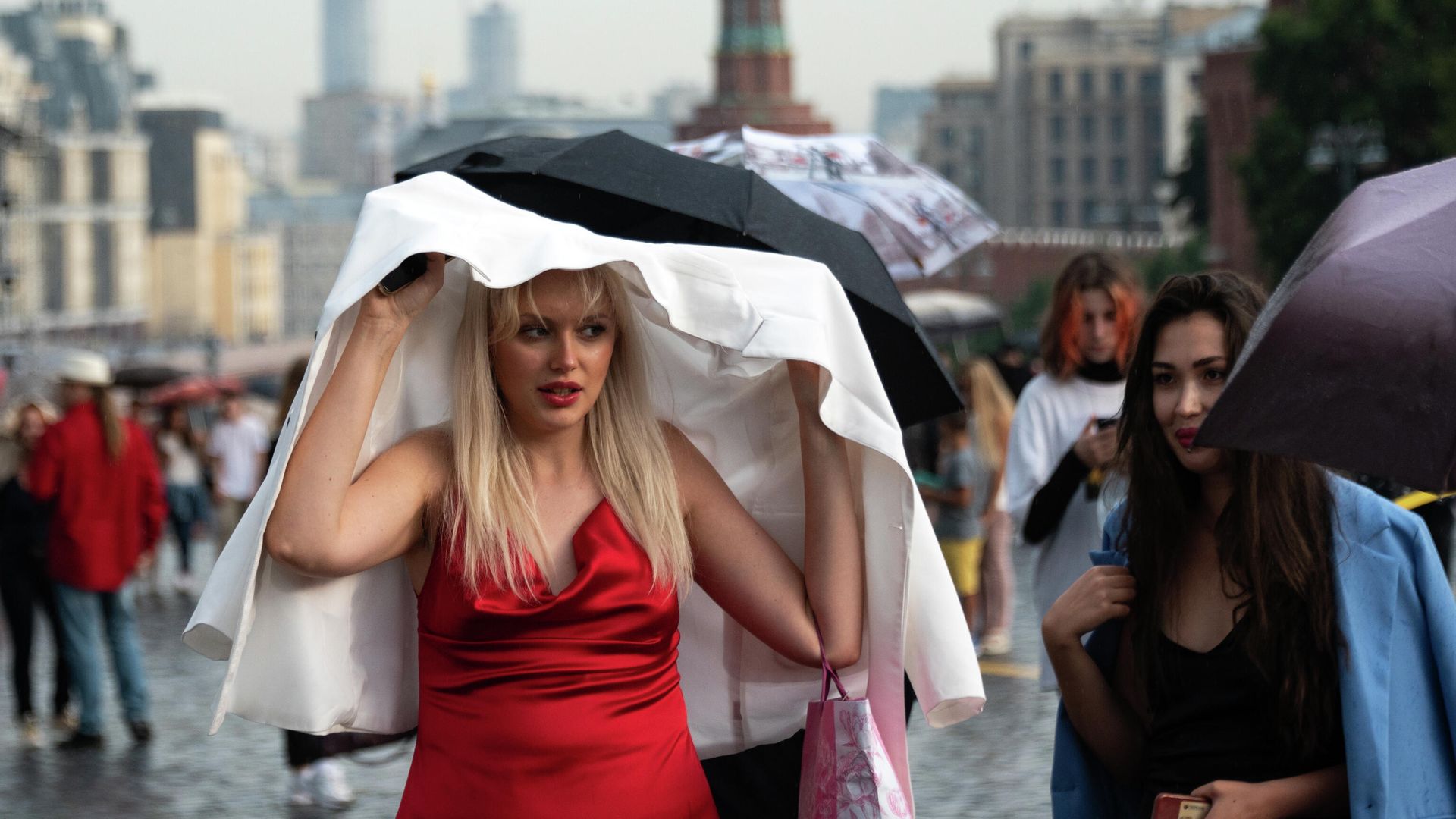 Люди гуляют на Красной площади в Москве Люди гуляют на Красной площади в Москве - РИА Новости, 1920, 05.07.2023
