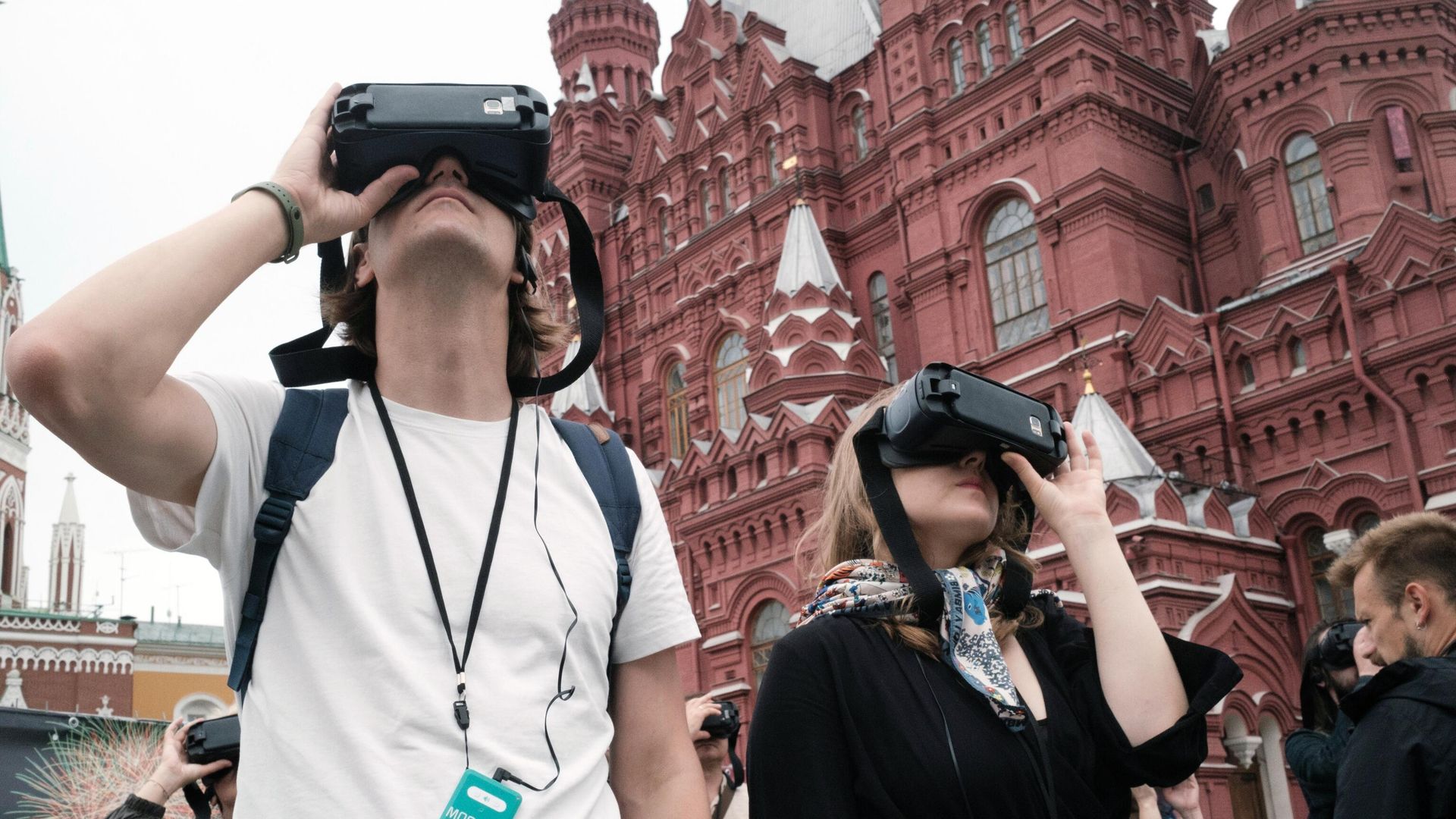 Люди на экскурсии с очками виртуальной реальности (VR) на Красной площади в Москве - РИА Новости, 1920, 24.08.2022