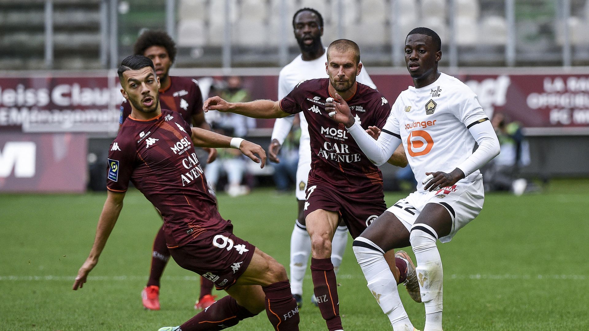 (From L) Metz's French forward Georges Mikautadze and Metz's Senegalese forward Ibrahima Niane fight for the ball with Lille's US forward Timothy Weah during the French L1 football match between FC Metz and Lille OSC at Stade Saint-Symphorien in Longeville-les-Metz, northern France, on August 8, 2021. (Photo by JEAN-CHRISTOPHE VERHAEGEN / AFP) (From L) Metz's French forward Georges Mikautadze and Metz's Senegalese forward Ibrahima Niane fight for the ball with Lille's US forward Timothy Weah during the French L1 football match between FC Metz and Lille OSC at Stade Saint-Symphorien in Longeville-les-Metz, northern France, on August 8, 2021. (Photo by JEAN-CHRISTOPHE VERHAEGEN / AFP) - РИА Новости, 1920, 08.08.2021