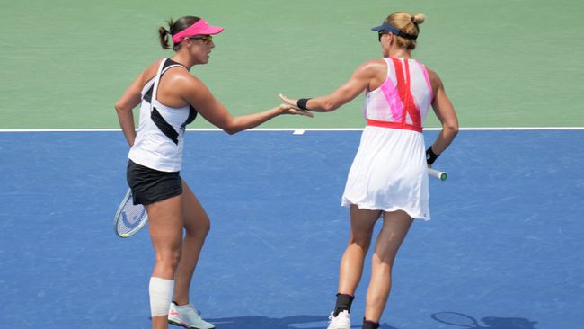 SAN JOSE, CALIFORNIA - AUGUST 07: Darija Jurak (R) of Croatia and Andreja Klepac (L) of Slovenia celebrates their play against Catherine McNally and Coco Vandeweghe of the United States in the doubles semifinals on day 6 of the Mubadala Silicon Valley Classic at Spartan Tennis Complex on August 07, 2021 in San Jose, California.   Thearon W. Henderson/Getty Images/AFP (Photo by Thearon W. Henderson / GETTY IMAGES NORTH AMERICA / Getty Images via AFP)