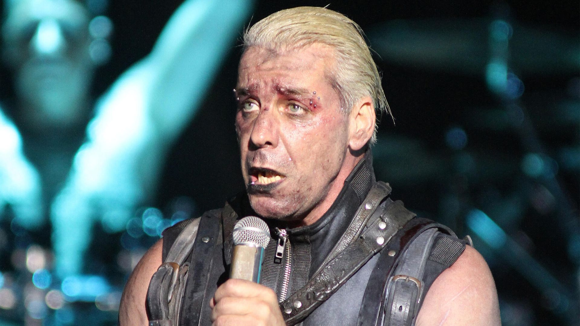 Солист немецкой группы Rammstein Тиль Линдеманн во время концерта Солист немецкой группы Rammstein Тиль Линдеманн во время концерта - РИА Новости, 1920, 28.08.2021
