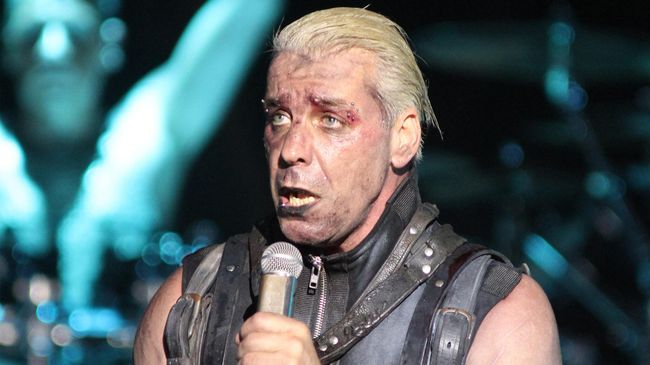 Солист немецкой группы Rammstein Тиль Линдеманн во время концерта