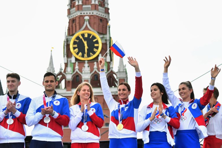 Российские спортсмены, члены сборной России (команда ОКР) на Красной площади в Москве Российские спортсмены, члены сборной России (команда ОКР) на Красной площади в Москве