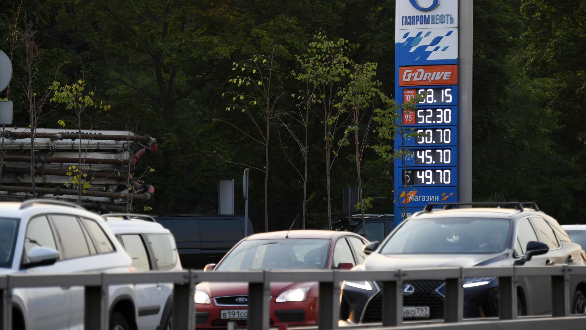 Автомобили возле автозаправочной станции Газпромнефть в Москве Автомобили возле автозаправочной станции Газпромнефть в Москве - РИА Новости, 1920, 09.08.2021