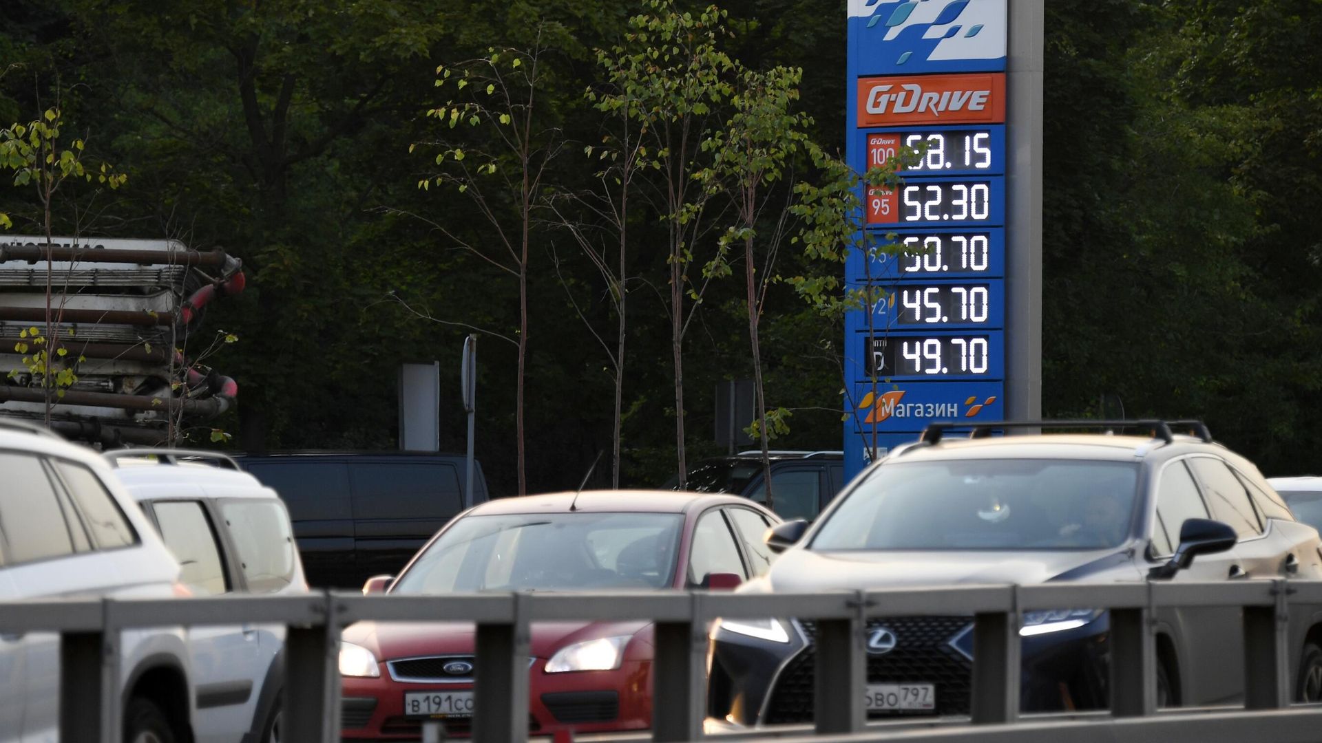 Автомобили возле автозаправочной станции Газпромнефть в Москве Автомобили возле автозаправочной станции Газпромнефть в Москве - РИА Новости, 1920, 09.08.2021