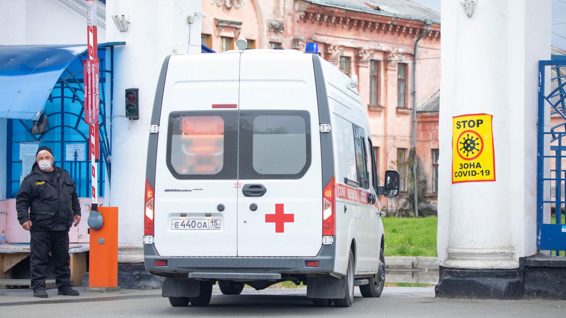 Автомобиль скорой помощи заезжает на территорию клинической больницы скорой помощи во Владикавказе Автомобиль скорой помощи заезжает на территорию клинической больницы скорой помощи во Владикавказе - РИА Новости, 1920, 09.08.2021