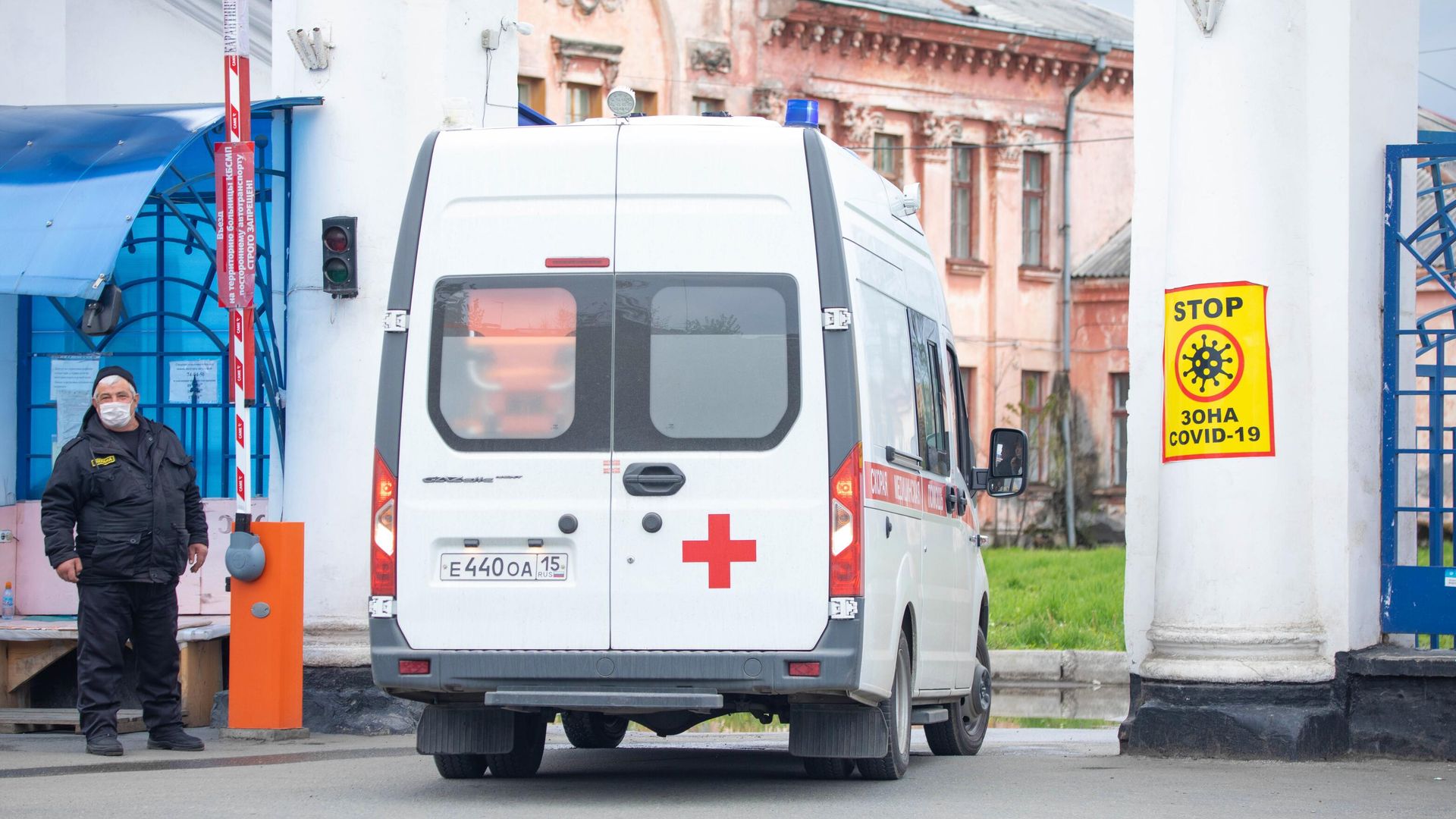 Автомобиль скорой помощи заезжает на территорию клинической больницы скорой помощи во Владикавказе - РИА Новости, 1920, 09.08.2021