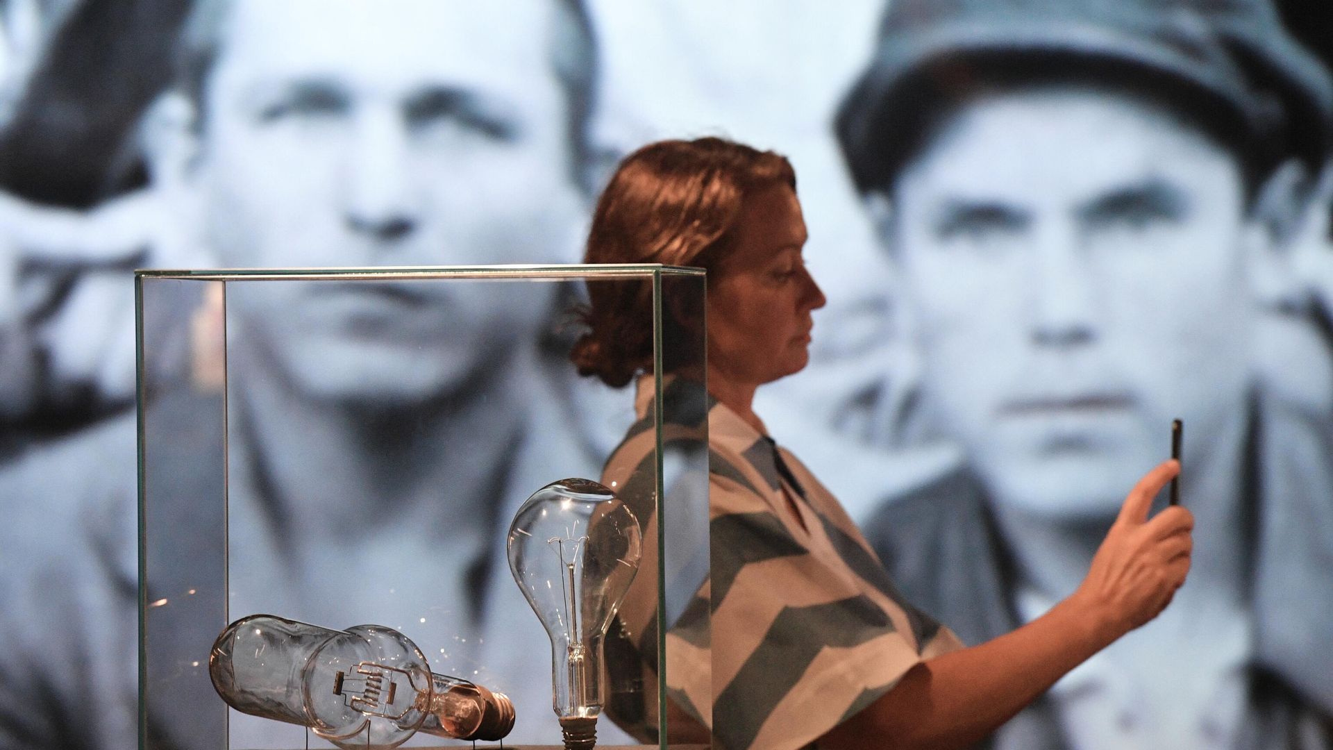 Посетительница на выставке Электрификация. 100 лет плану ГОЭЛРО в Музее Москвы на Зубовском бульваре Посетительница на выставке Электрификация. 100 лет плану ГОЭЛРО в Музее Москвы на Зубовском бульваре - РИА Новости, 1920, 11.08.2021