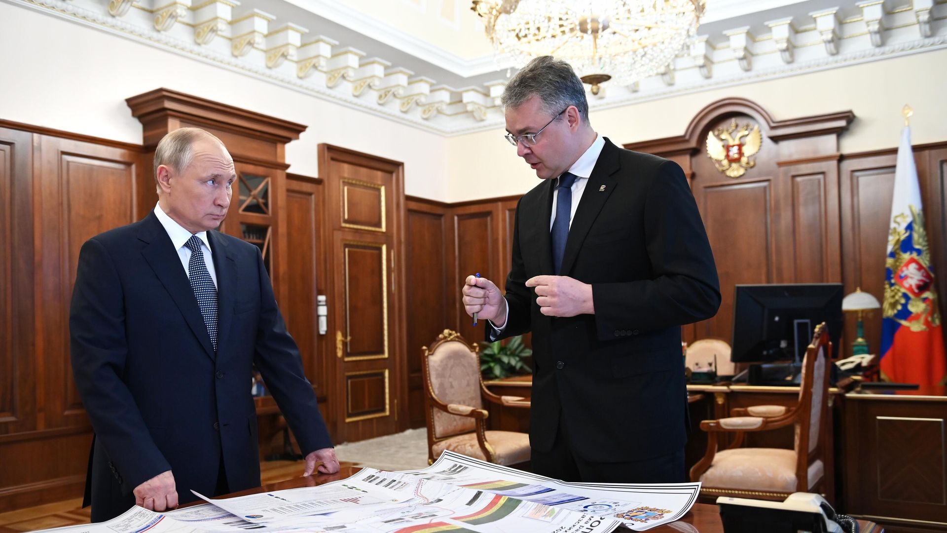 Президент РФ Владимир Путин и губернатор Ставропольского края Владимир Владимиров во время встречи - РИА Новости, 1920, 25.08.2026