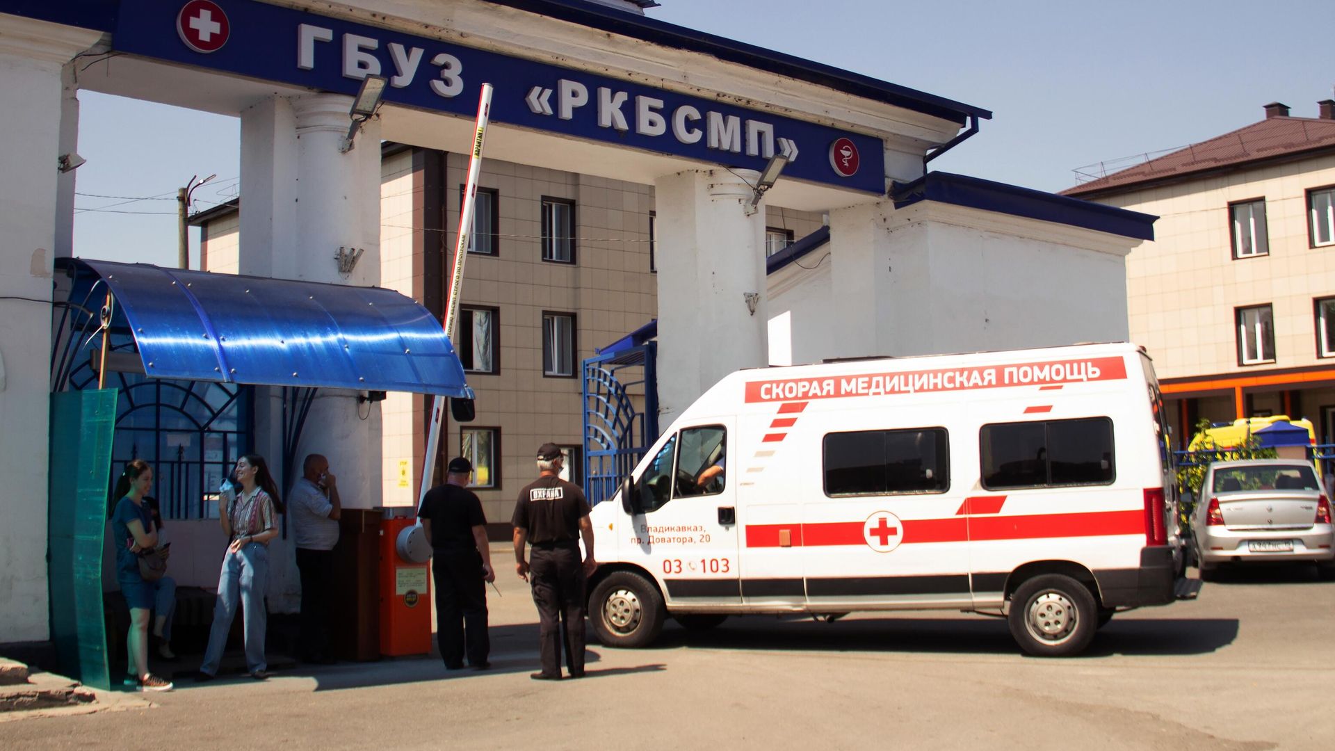 Автомобиль скорой медицинской помощи у ворот Республиканской клинической больницы скорой медицинской помощи во Владикавказе Автомобиль скорой медицинской помощи у ворот Республиканской клинической больницы скорой медицинской помощи во Владикавказе - РИА Новости, 1920, 10.08.2021