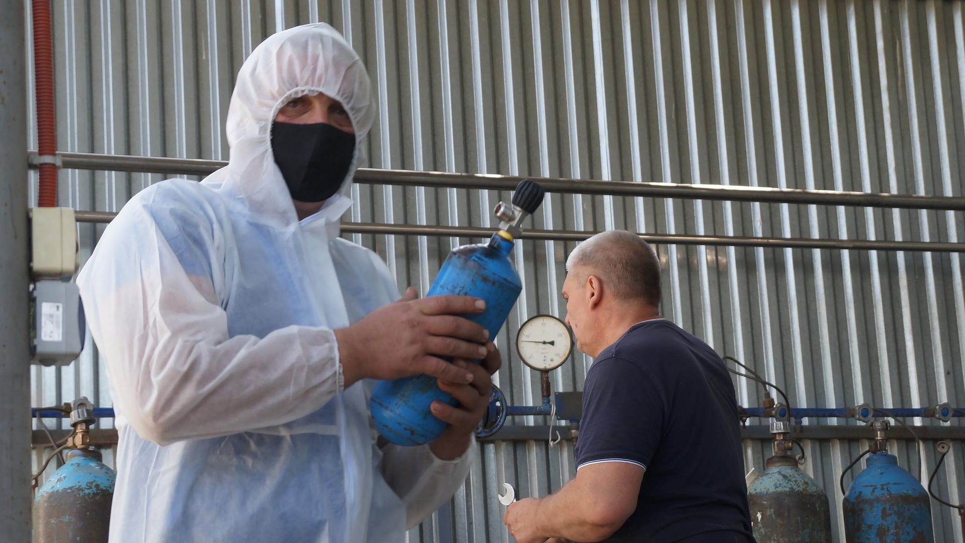 Работники больницы заправляют баллоны с кислородом от автомобильной кислородно-зарядной станции АКЗС-75М Работники больницы заправляют баллоны с кислородом от автомобильной кислородно-зарядной станции АКЗС-75М - РИА Новости, 1920, 28.10.2021