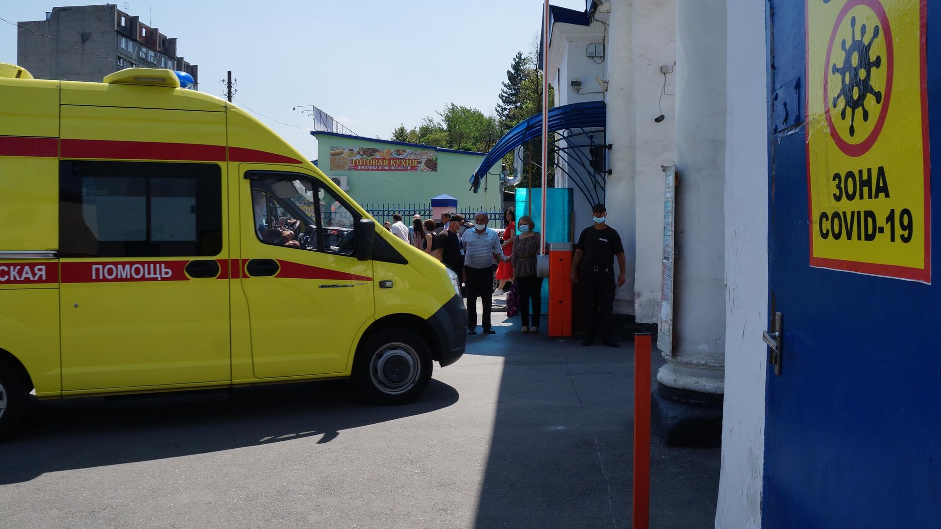 Автомобиль скорой медицинской помощи у ворот Республиканской клинической больницы скорой медицинской помощи во Владикавказе Автомобиль скорой медицинской помощи у ворот Республиканской клинической больницы скорой медицинской помощи во Владикавказе - РИА Новости, 1920, 10.08.2021