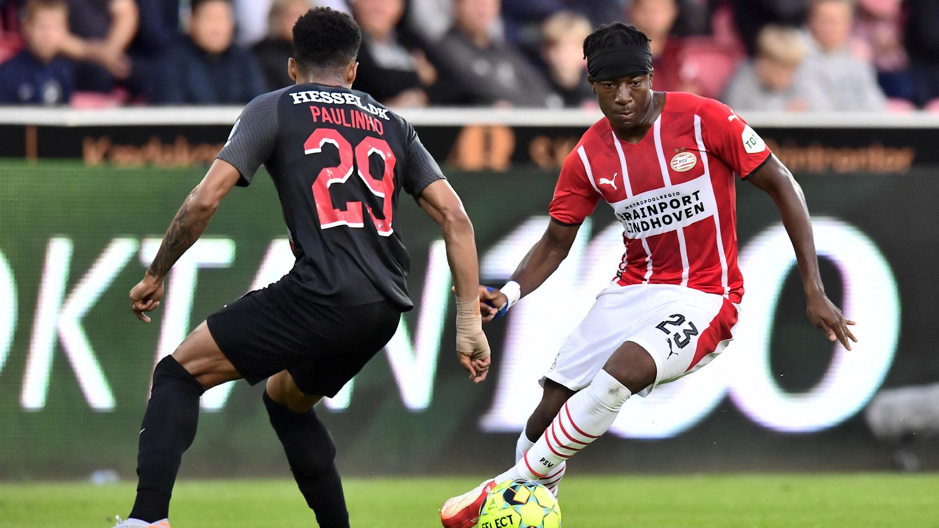 PSV Eindhoven's English forward Noni Madueke (R) and FC Midtjylland's Paulinho vie for the ball during the UEFA Champions League third qualifying round 2nd leg football match between FC Midtjylland and PSV Eindhoven at the MCH Arena in Herning, Denmark on August 10, 2021. (Photo by Bo Amstrup / Ritzau Scanpix / AFP) / Denmark OUT PSV Eindhoven's English forward Noni Madueke (R) and FC Midtjylland's Paulinho vie for the ball during the UEFA Champions League third qualifying round 2nd leg football match between FC Midtjylland and PSV Eindhoven at the MCH Arena in Herning, Denmark on August 10, 2021. (Photo by Bo Amstrup / Ritzau Scanpix / AFP) / Denmark OUT - РИА Новости, 1920, 10.08.2021