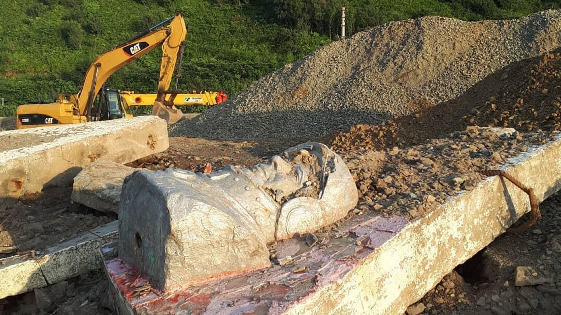 Барельеф первого космонавта Юрия Гагарина, который оказался брошен на берегу моря в Невельске Барельеф первого космонавта Юрия Гагарина, который оказался брошен на берегу моря в Невельске - РИА Новости, 1920, 11.08.2021