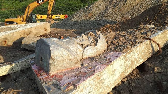 Барельеф первого космонавта Юрия Гагарина, который оказался брошен на берегу моря в Невельске