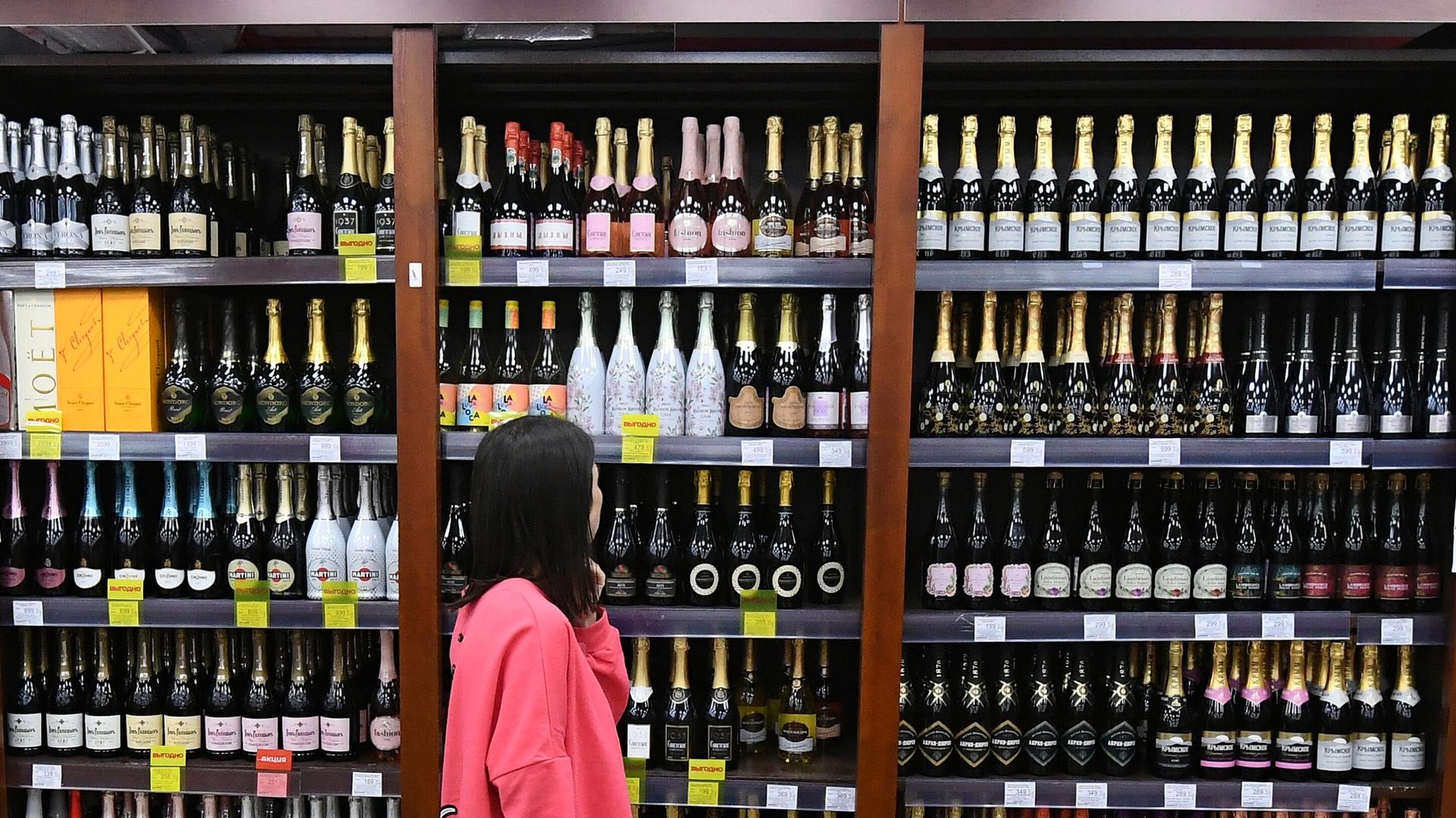 Покупательница в винно-водочном магазине Покупательница в винно-водочном магазине - РИА Новости, 1920, 13.10.2022