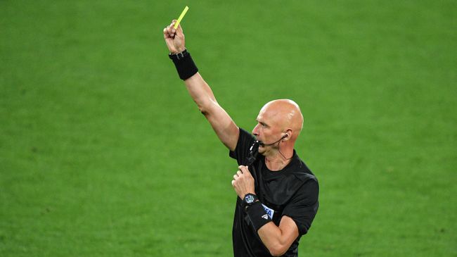 Главный судья матча Сергей Карасёв во время матча 7-го тура чемпионата России по футболу среди клубов Премьер-лиги между командами ПФК ЦСКА (Москва) и ФК Спартак (Москва).