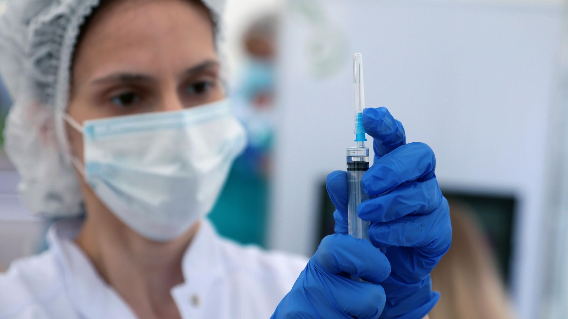 Медицинский сотрудник наполняет шприц вакциной Медицинский сотрудник наполняет шприц вакциной - РИА Новости, 1920, 17.09.2021