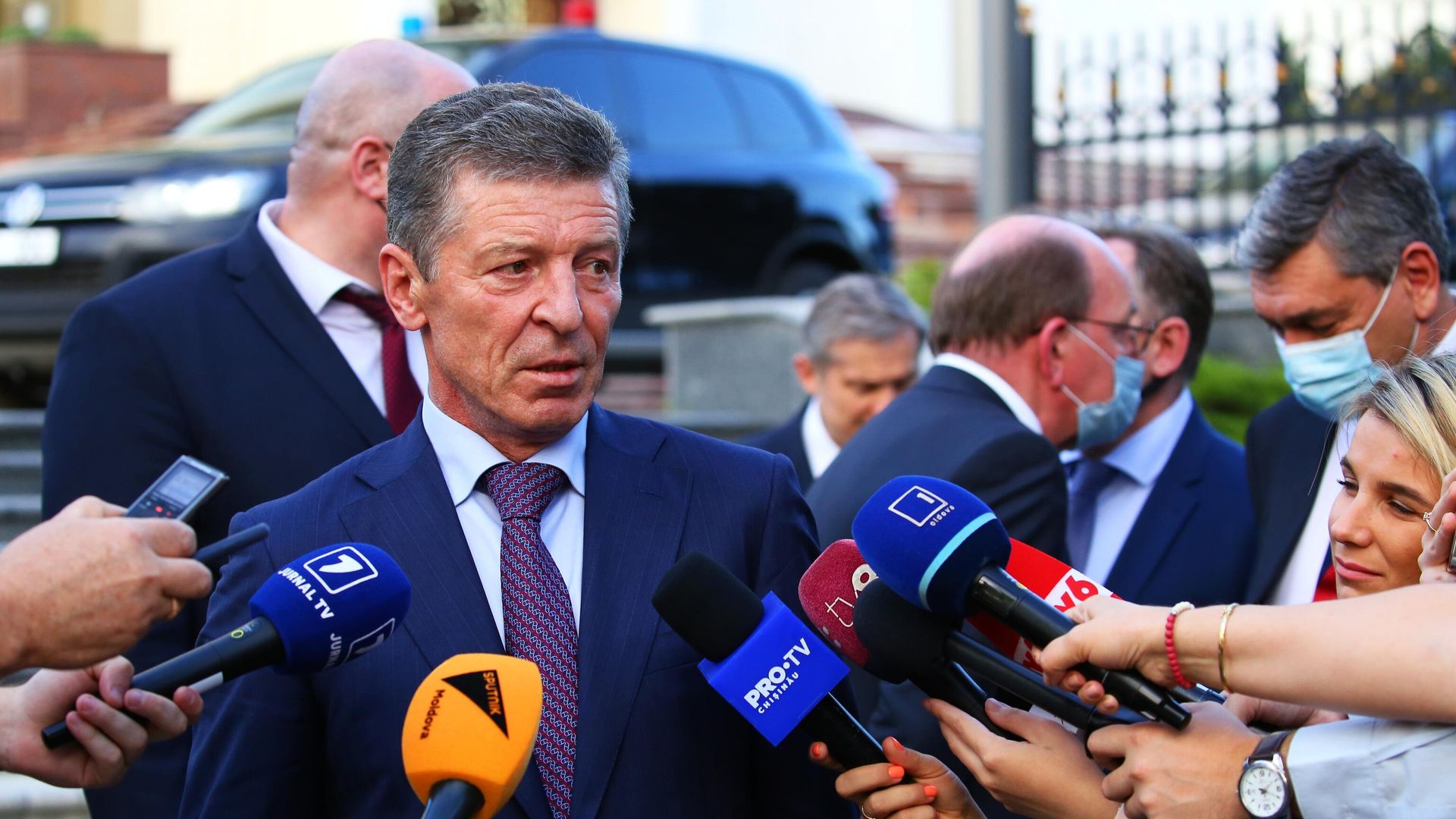 Заместитель руководителя администрации президента РФ Дмитрий Козак общается с журналистами в Кишиневе во время своего визита в Молдавию Заместитель руководителя администрации президента РФ Дмитрий Козак общается с журналистами в Кишиневе во время своего визита в Молдавию - РИА Новости, 1920, 11.08.2021