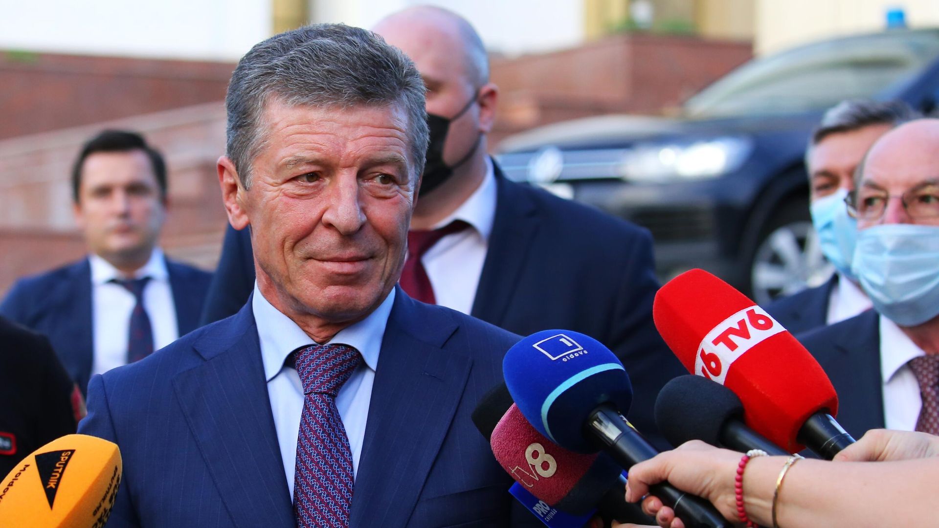 Заместитель руководителя администрации президента РФ Дмитрий Козак общается с журналистами в Кишиневе во время своего визита в Молдавию Заместитель руководителя администрации президента РФ Дмитрий Козак общается с журналистами в Кишиневе во время своего визита в Молдавию - РИА Новости, 1920, 11.08.2021
